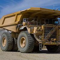 Camion benne minier haute puissance 1801 kW, véhicule routier 793D avec moteur quad-turbo pour le transport de minerai en grande exploitation en ciel ouvert