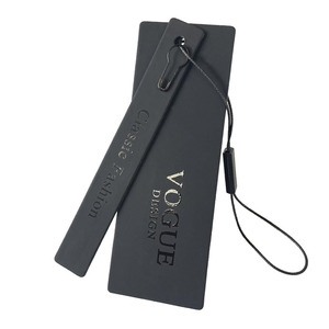 Etiquetas colgantes de plástico y papel con logotipo personalizado, ecológicas, de lujo, con bajo MOQ, para accesorios de ropa, con impresión UV en relieve - Product Image 1