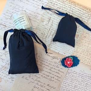 Sacs cadeaux en coton recyclable à cordon de serrage, imprimés en noir avec logo personnalisé, pour bijoux et montres - Product Image 5