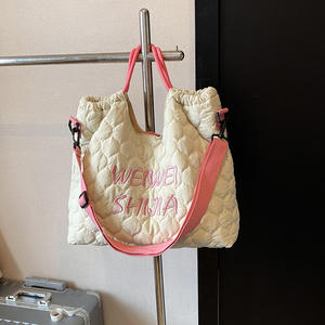 กระเป๋าสะพายแฟชั่นสีชมพูอ่อนปักลายควิลท์และตัวอักษร - Product Image 6