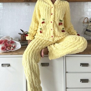 Ensemble de pyjama en polaire duveteux pour femmes, broderie cerise, boutonné, manches longues, vêtements de détente, ensemble de vêtements de nuit - Product Image 1