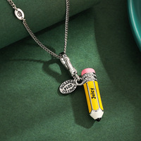 Pendentif Crayon Jaune 3D Exquis Minone avec Émail et Strass, Plaqué Or 18K sur Laiton, Accessoire Élégant pour Homme, Collier