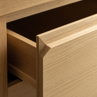 Lit plateforme tatami intégré sur mesure de style côtier australien avec armoire en chêne naturel pour villa en bord de mer