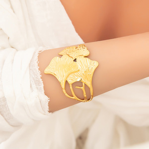 Pulsera de Hoja de Ginkgo para Mujer, Chapada en Oro de 18K, Acero de Titanio, Joyería de Regalo, Pulseras de Moda con Patrón de Planta SZ61121A - Product Image 3