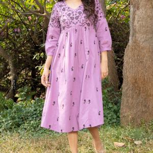 ชุดเดรสผ้าฝ้ายลินินทรงเอ สไตล์ลำลอง คอวี แขนยาว ความยาวปานกลาง เหมาะสำหรับวันหยุดฤดูร้อนสำหรับผู้หญิง  ปรับแต่งได้ตามต้องการ - Product Image 1