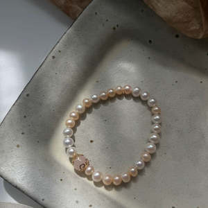 Pulsera de Perlas Blancas y Rosas de Agua Dulce, Brazalete Elástico de Cristal Rosa Natural de 17 cm, Chapado en Cobre con Oro de 14k, Colección Nearly Beauty - Product Image 5