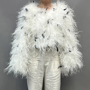 <span class=keywords><strong>Veste</strong></span> luxueuse en plumes d'autruche véritables - Manteau court en plumes blanches et noires pour mariages et soirées élégantes - Product Image 6