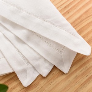 Serviettes carrées réutilisables en lin français blanc de luxe, décoratives, avec ourlets festonnés, coins mitrés faits à la main, lavées à la pierre - Product Image 1