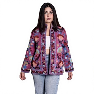 Blouson d'hiver respirant en coton indien Suzani brodé à la main avec motif floral, col en V et volants courts, option OEM disponible - Product Image 1