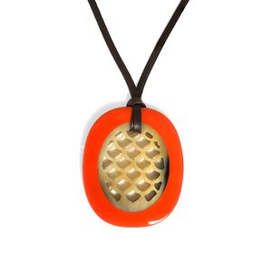 Collier pendentif artisanal bohème en corne de buffle, poli naturellement, bijoux éthiques pour femmes - Product Image 1