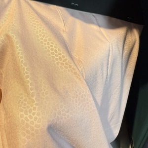 Tela de Microfibra de Poliéster <span class=keywords><strong>100</strong></span>, Rollo de Tela para Sábanas, Color Sólido Cepillado, Estampado en Relieve, para Hotel, Precio de Fábrica Económico en China 2025 - Product Image 3