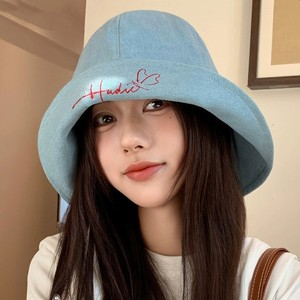 Sombrero de Pescador de Mezclilla Azul Claro con Bordado de Corazón, Sombrero de Ala Ancha para Mujer, Protección Solar para Primavera y Verano - Product Image 1