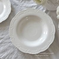 Service de vaisselle vintage français en céramique avec bordure en dentelle embossée, assiettes et bols blancs, assiettes à dessert pour mariage, fête ou événement