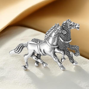 El broche de dos caballos de esmalte de aleación de moda europea y americana más vendido transfronterizo de Yunlv es un <span class=keywords><strong>Broo</strong></span> versátil para ropa de hombre - Product Image 3