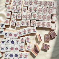 Set Permainan Mahjong Mewah AS Ubin Mahjong Akrilik Transparan Berwarna Merah Muda Bermotif Marmer Set Mahjong Amerika dengan Bunga Timbul Kustom