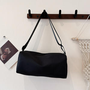 Sac à main sportif léger en PU pour femmes, capacité de 1 L, fermeture éclair, pliable, couleur personnalisable, logo, sac à bandoulière unique, sac sous le bras - Product Image 6