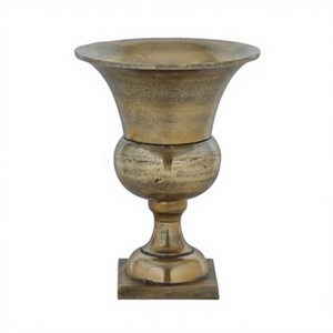 Vase en porcelaine moderne et élégant pour une décoration intérieure ou extérieure stylée par Axiom Home Accents Design, idéal pour un jardin luxueux - Product Image 1
