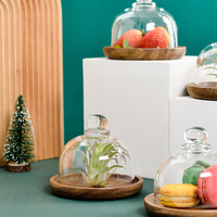 Mini dessertpresentatiestandaard met houten frame en glazen dienblad voor moderne gebakpresentatie