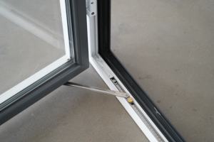 Fenêtres à battants en aluminium à <span class=keywords><strong>double</strong></span> <span class=keywords><strong>vitrage</strong></span> au design moderne, largement utilisées dans les écoles et les bâtiments commerciaux, à rupture <span class=keywords><strong>de</strong></span> pont thermique, trempées et pliantes - Product Image 4