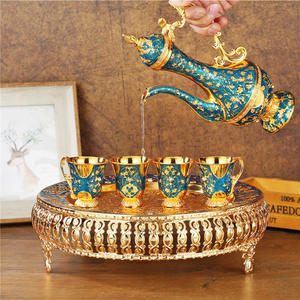 Set da Vino in Lega di Zinco con Brocca e Bicchieri, Regalo di Nozze, Teiera e Vassoio in Metallo di Lusso - Product Image 2