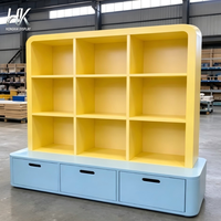 Vitrine d'exposition LED personnalisable et écologique, avec grille de rangement jaune, dessus arrondi, trois tiroirs et base bleu ciel pour magasin de détail
