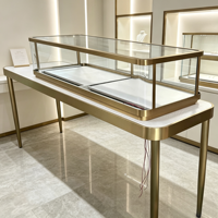 Vitrine de présentation de bijoux rectangulaire de luxe, cadre en métal fin doré, comptoir à bijoux en verre trempé avec éclairage LED, métal élancé
