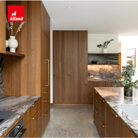 Armoire de cuisine Alland de style moderne du milieu du siècle, finition bois massif, panneau plat, avec îlot en marbre foncé en cascade