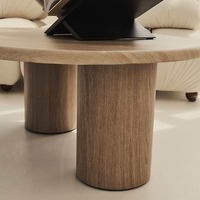 Grande table basse incurvée en bois foncé de forme organique à trois pieds cylindriques, style Wabi-Sabi moderne pour salon