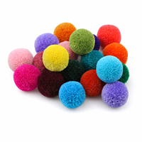 Vente en gros de boules de pompons en fil acrylique, couleurs Pantone assorties, couleurs personnalisées pour l'artisanat et les décorations, en vrac, directement de l'usine