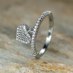 Anello con Ciondolo a Forma di Cuore, Design Creativo per Donne - Product Image 1