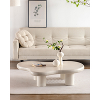 Canapé de salon nuancé blanc, style nordique minimaliste et moderne, avec table basse en bois massif, design nuage de luxe
