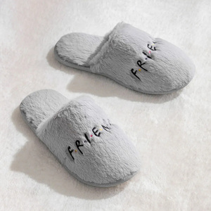 Gli <span class=keywords><strong>amici</strong></span> del Design alla moda hanno ricamato lo scivolo sfocato in pelliccia sintetica da donna sulla pantofola di casa antiscivolo a punta chiusa - Product Image 1