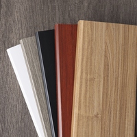 Plinthe moderne en PVC étanche avec profil en pin doré, facile à installer pour hôtel