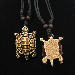 Venta al por mayor diseño vintage resina tallada océano mar tortuga colgante collar <span class=keywords><strong>Tiki</strong></span> tótem amuleto collar joyería para hombres - Product Image 2