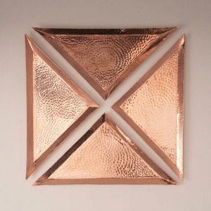 Ensemble de plateaux modulaires en cuivre martelé, écologiques, durables, avec motif géométrique en mosaïque, pour centre de table, présentation d'apéritifs, luxe - Product Image 1