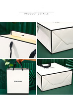 Sacs en papier kraft imprimés personnalisés avec logos, taille personnalisée et poignées en ruban couleur CMJN pour l'emballage de vêtements, de shopping et de cadeaux