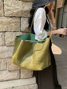 China <span class=keywords><strong>Online</strong></span> <span class=keywords><strong>Shopping</strong></span> Model Sterke Visuele Aantrekkingskracht Grote Capaciteit Handvat Aan Beide Zijden Pu Materiaal Handgeweven Tassen Voor Vrouwen Merk - Product Image 2