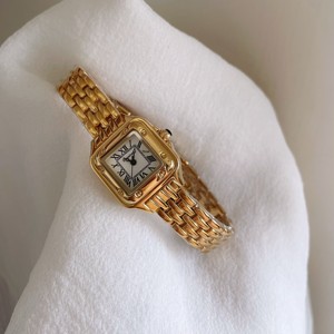 Orologio <span class=keywords><strong>da</strong></span> <span class=keywords><strong>Polso</strong></span> Vintage <span class=keywords><strong>da</strong></span> <span class=keywords><strong>Donna</strong></span> con Quadrante Quadrato Dorato e Numeri Romani, Bracciale in Metallo <span class=keywords><strong>di</strong></span> <span class=keywords><strong>Lusso</strong></span>, Stile Classico ed Elegante - Product Image 5
