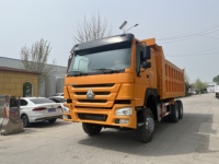 Camion benne SINOTRUK HOWO 6*4 robuste, capacité de charge de 30 tonnes, éprouvé en Afrique pour l'exploitation minière et la construction