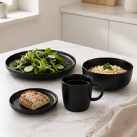 Service de table élégant en céramique grès noir mat, écologique et compatible lave-vaisselle pour la cuisine et la salle à manger.