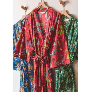 Kimono ligero de algodón con estampado floral, diseñado para ropa de noche femenina y comodidad tranquila en el hogar. - Product Image 1