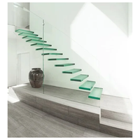 Système de support mural pour escalier flottant avec marches en frêne fumé, balustrade en laiton et éclairage LED encastré pour escaliers
