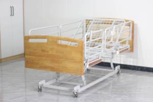 Cama de Hospital para Cuidado en el Hogar con Altura Ajustable, Cabecera de Roble Macizo, Superficie de Malla, Ruedas Silenciosas de 5 Pulgadas, Operación Manual - Product Image 2