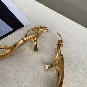 Sandalias de Moda Doradas y Plateadas con Tacón Bajo y Fino, con Cordones, Estilo Gladiador, para Mujer, Casuales, con Tiras Estrechas, Verano 2024 - Product Image 3