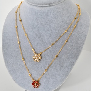 สร้อยคอแฟชั่น จี้รูปใบโคลเวอร์ ผีเสื้อ ดอกไม้ ประดับพลอยเพทายสีแดง ชุบทองแดงเคลือบทอง สำหรับสร้อยคอ - Product Image 4