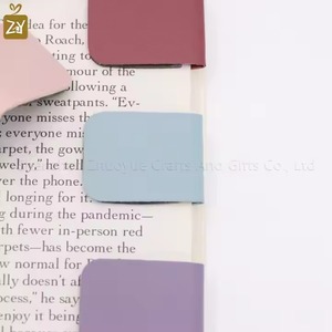 Minimalistische Magnet-Lesezeichen in 16 Farben aus Kunstleder als Seitenclip zum Lesen – Geschenke für Buchliebhaber - Product Image 3
