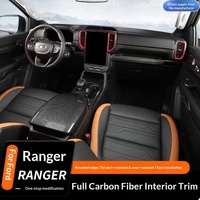 Panneau de garniture de levier de vitesses spécialisé pour Ford Ranger 23-26 avec motif en fibre de carbone pour la modification de l'intérieur automobile.