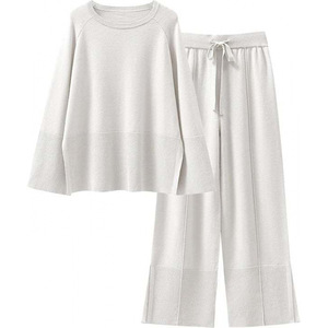 Conjunto de punto para mujer: suéter de cuello redondo con mangas acampanadas y pantalones anchos con cordón, conjunto de dos piezas con logo personalizado - Product Image 5