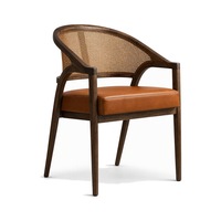 Fauteuil de salle à manger en chêne massif avec dossier en rotin courbé et assise en cuir, style vintage français, chaise pour hôtel et restaurant