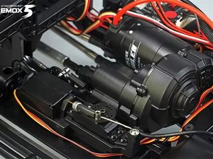 CROSSRC EMO X5 Camion de sauvetage tout-terrain RC à l'échelle 1/8, modèle Trail Crawler RTR ARTR avec système 8IGHT FOC pour terrains rocailleux - Product Image 3